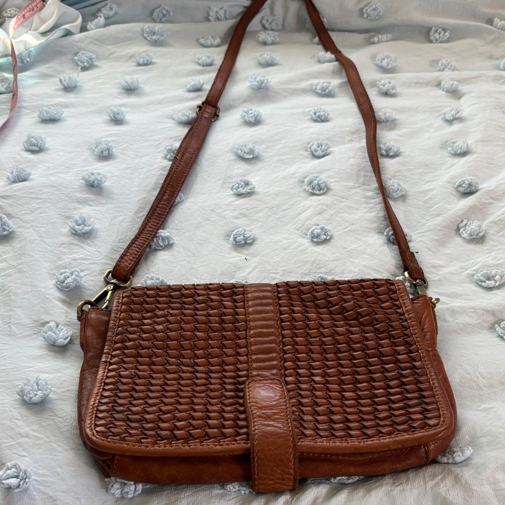 💯 % Leather Woven  Crossbody Bag